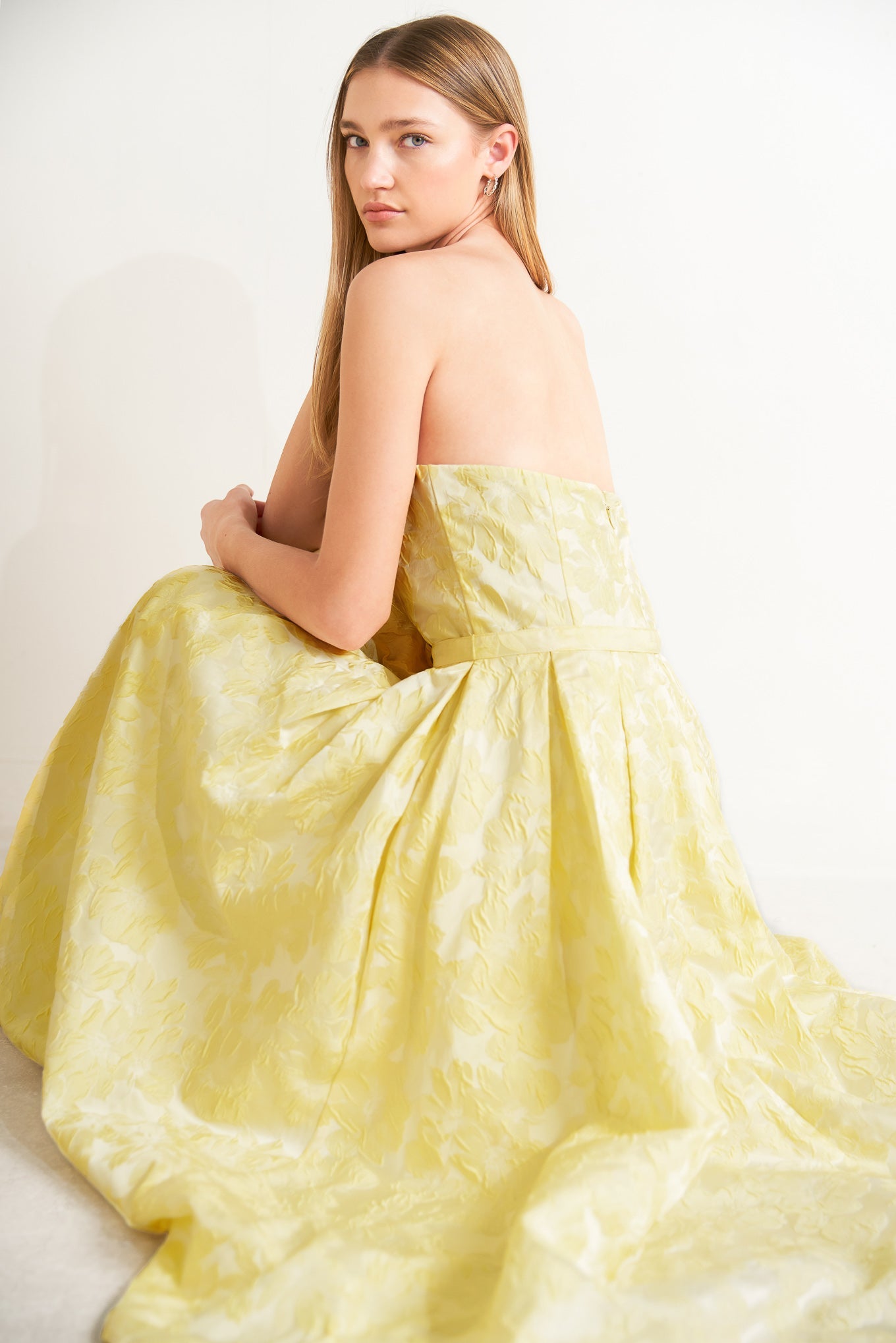 THE GOLDEN MEADOW STRAPLESS MIDI DRESS