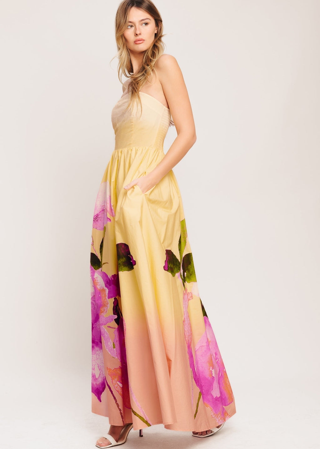 Flowing ombre maxi dress with lightweight woven fabric