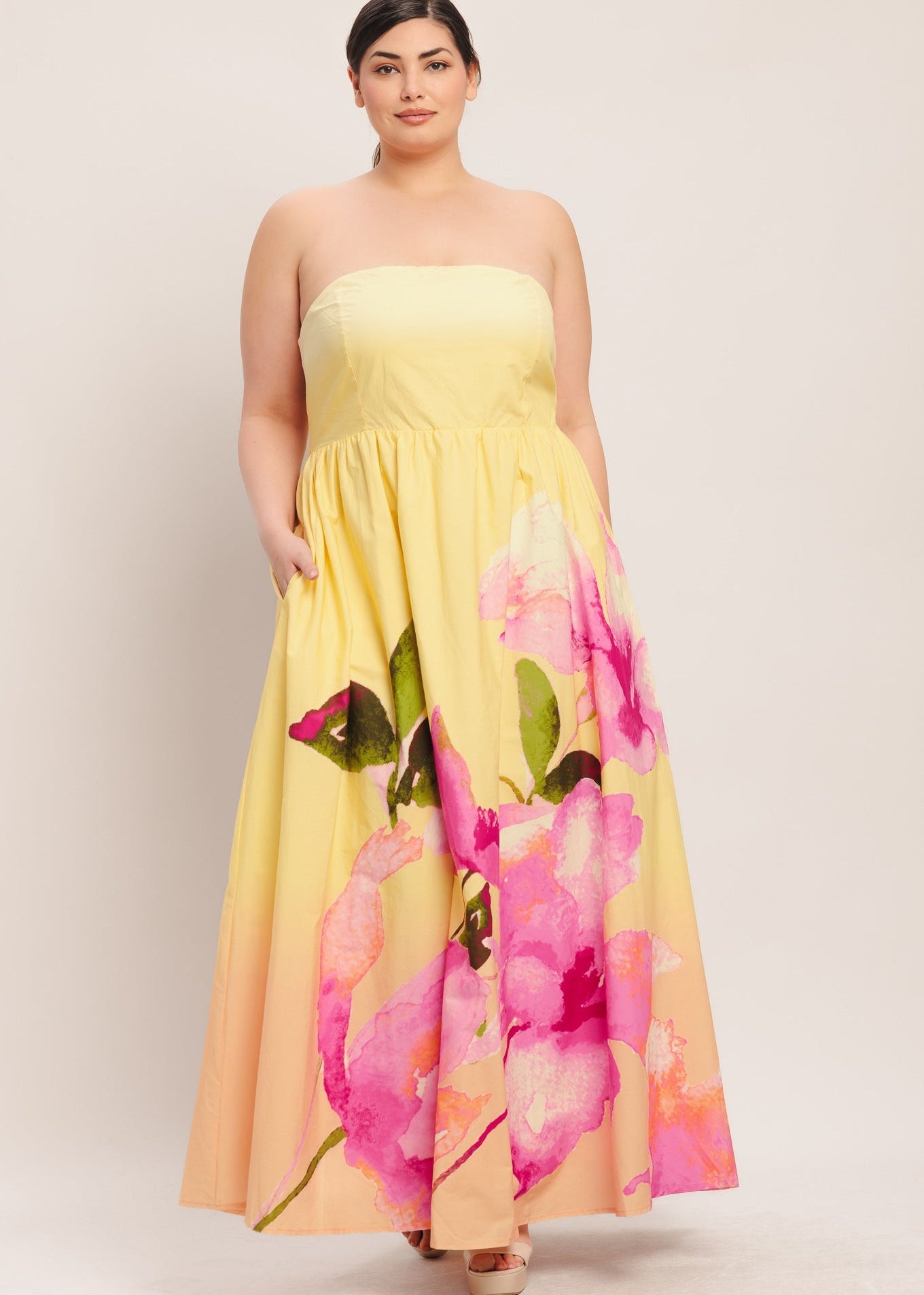 Plus size Flowing ombre maxi dress with lightweight woven fabric
