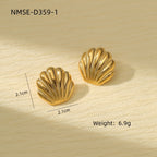 Gold shell-shaped earrings on a wooden surface with measurements and weight displayed.